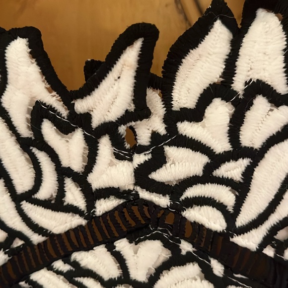 Beautiful Black/White Cutout Appliqué Cocktail Dress w/ MAGNIFICENT Fishtail Hem - Picture 4 of 9